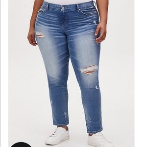 SALE 🔥TORRID BOYFRIEND STRAIGHT LEG MEDIUM WASH